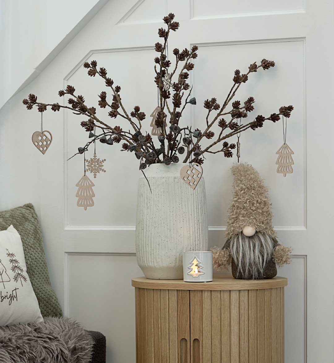 Weihnachtsbaumschmuck BESTLA , Vase CHRISTIAN und Wichtel LARVIKIT Eine Vase mit Zweigen und Weihnachtsschmuck - daneben ein Wichtel und ein Teelichthalter mit Tannenbaummotiv