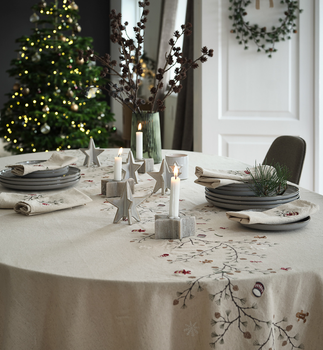 Ein weihnachtlich gedeckter Tisch mit der weihnachtlichen Tischdecke NELLIKE Wunderschön dekorierter Weihnachtstisch mit bestickter Weihnachtstischdecke