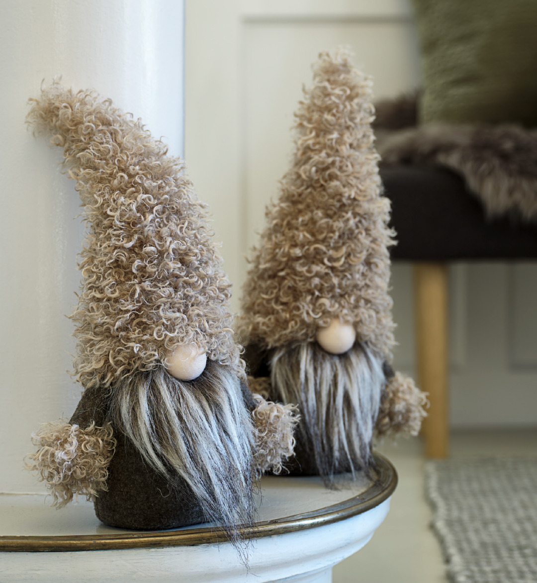 Weihnachtswichtel LARVIKIT mit Plüschmütze Zwei Weihnachtswichtel in Beige und Braun mit flauschigen Mützen