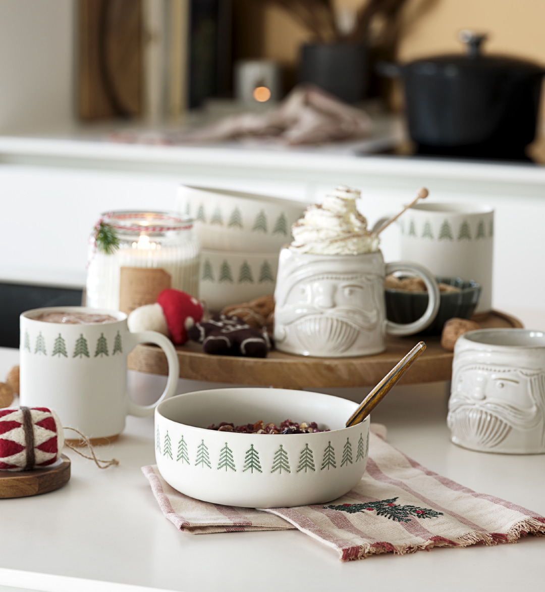 Weihnachtsgeschirr FREKI und Weihnachtsmann Becher PYNT Weihnachtsgeschirr, begleitet von einem Geschirrtuch mit Weihnachtsmotiv