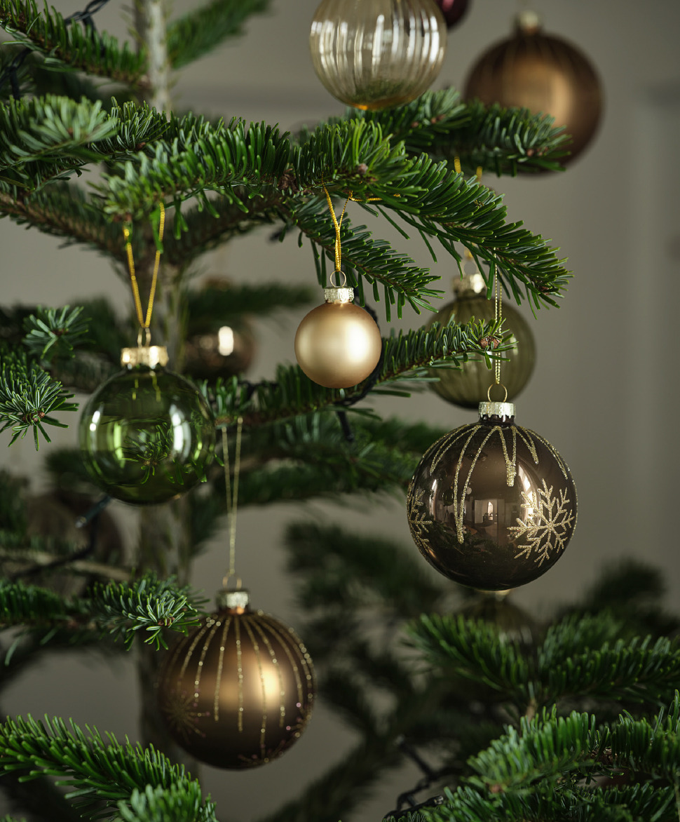 GALDER-Kugeln in Brauntönen mit Glitzer Ein mit Kugeln geschmückter Christbaum