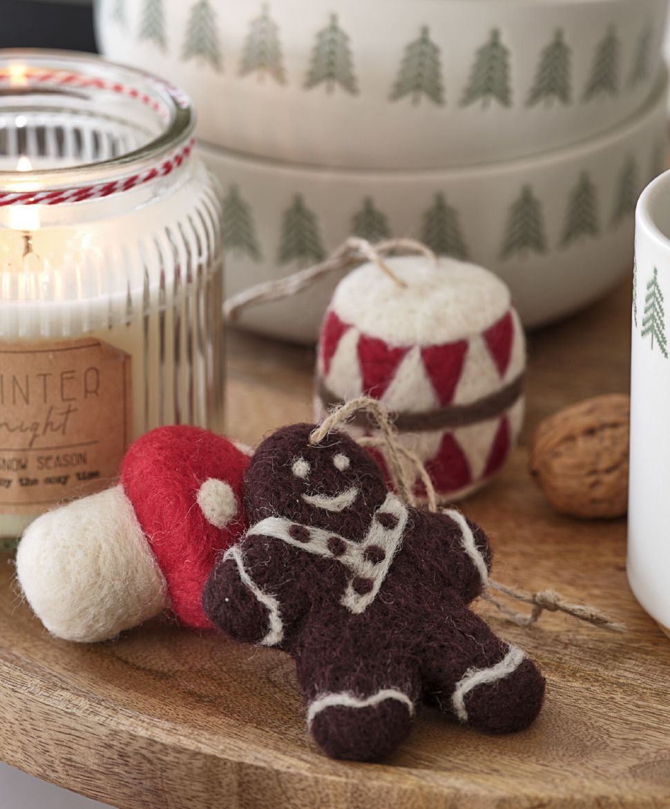 Weihnachtsbaumschmuck aus Filz in Form eines Lebkuchenmanns, einer Trommel und eines Fliegenpilzes