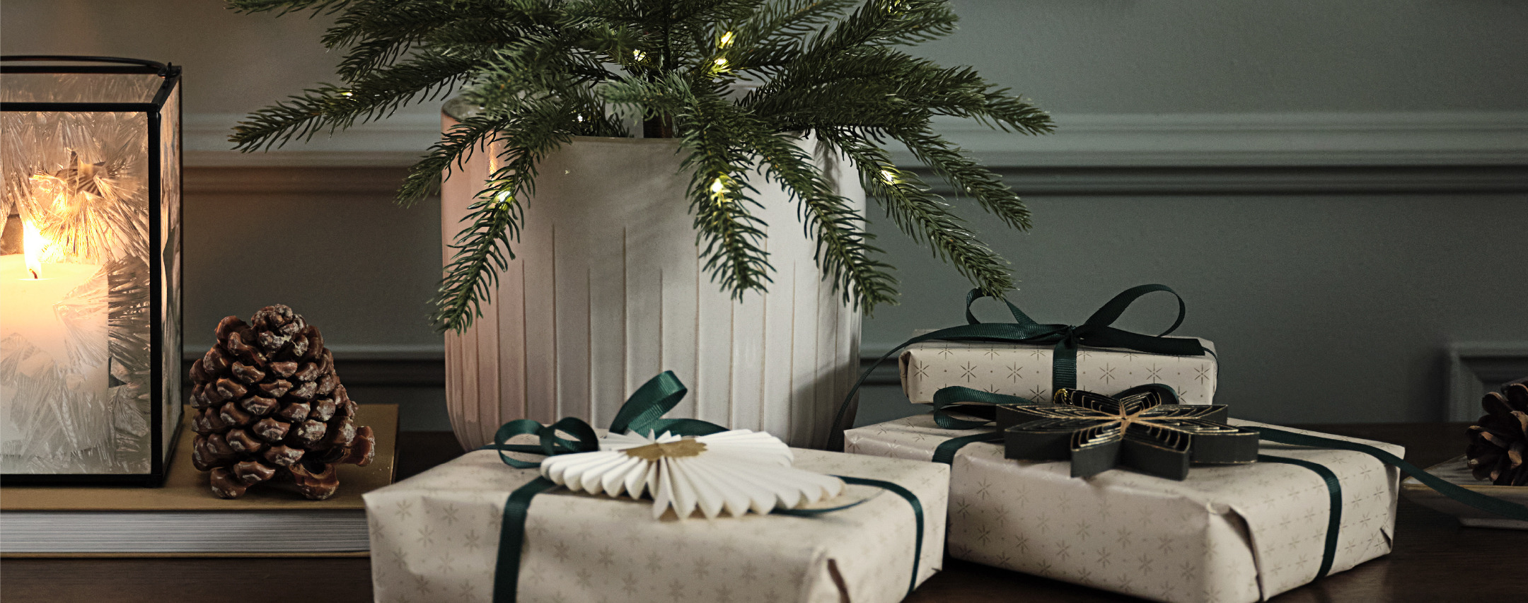 Weihnachtsgeschenke auf einem Sideboard Weihnachtsgeschenke auf einem Sideboard