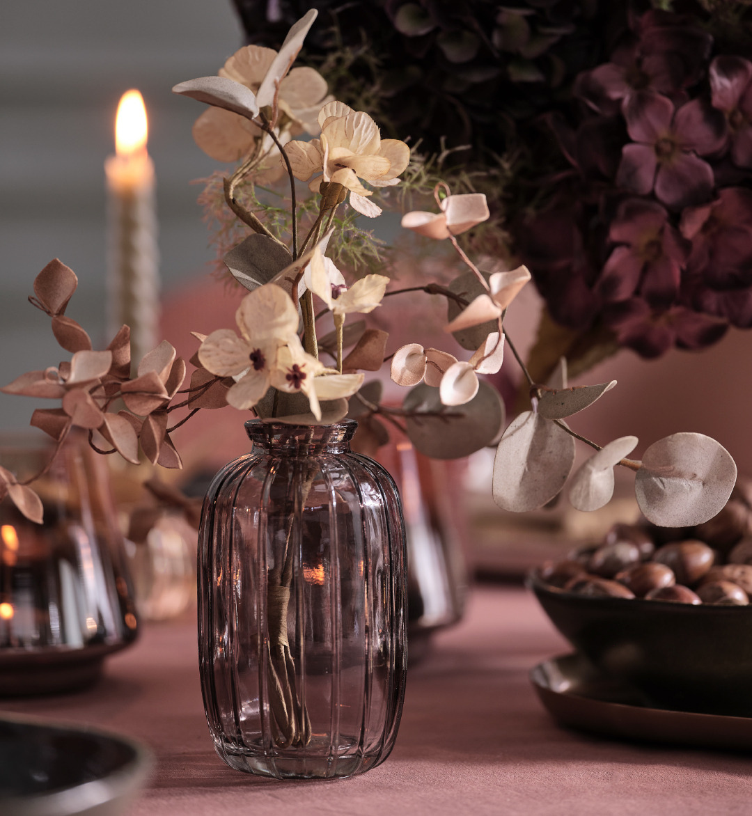 Kleine Vase ROAR mit Kunstblumen LAUST Graue Glasvase mit Kunstblumen auf einem Tisch