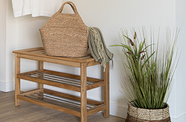 TOMMERUP Bank und GODSKE Kunstpflanze Garderobenbereich mit Schuhablage, Pflanze und Tasche