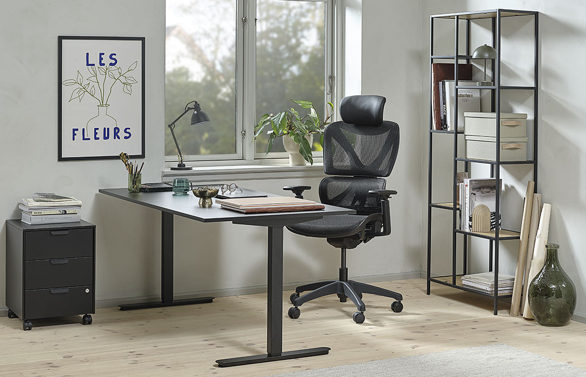 Höhenverstellbarer Schreibtisch SVANEKE, Bürostuhl VARPELEV und Bücherregal TRAPPEDAL Arbeitszimmer mit höhenverstellbarem Schreibtisch, Bürostuhl und Bücherregal