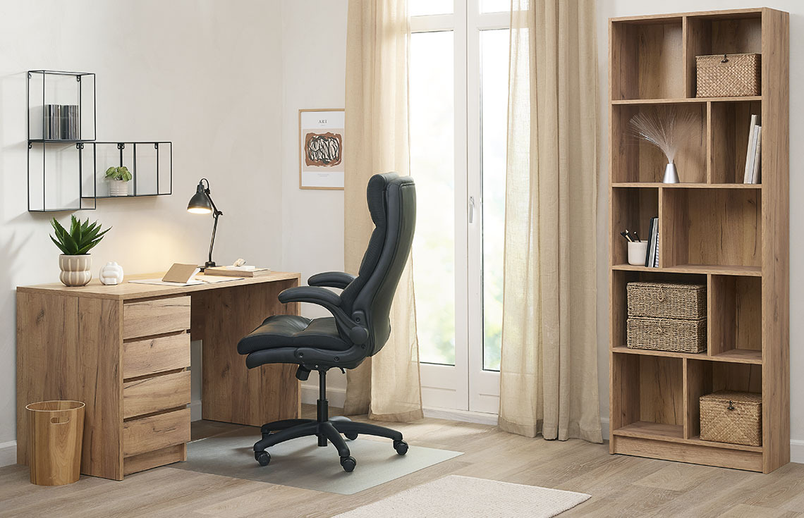 Schreibtisch LIMFJORDEN, Bürostuhl KASTBJERG und Bücherregal MOSBJERG Home Office mit Schreibtisch, elegantem Bürostuhl und Bücherregal