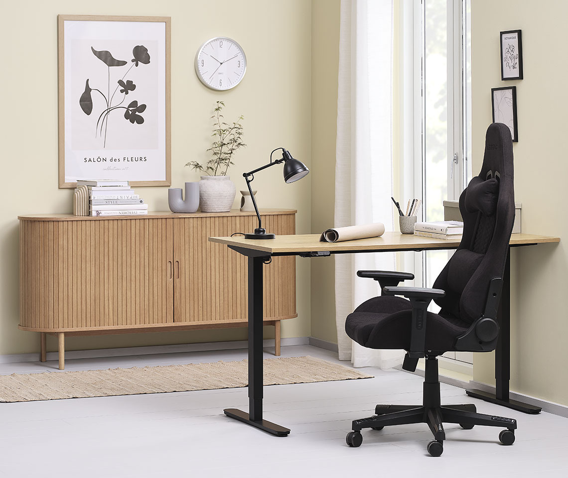 Gemütliche Büroeinrichtung: Schreibtisch SVANEKE, Gaming-Sessel NIBE und Sideboard LYNGVIG Gemütliche Büroeinrichtung mit Schreibtisch, Gaming-Sessel und Sideboard