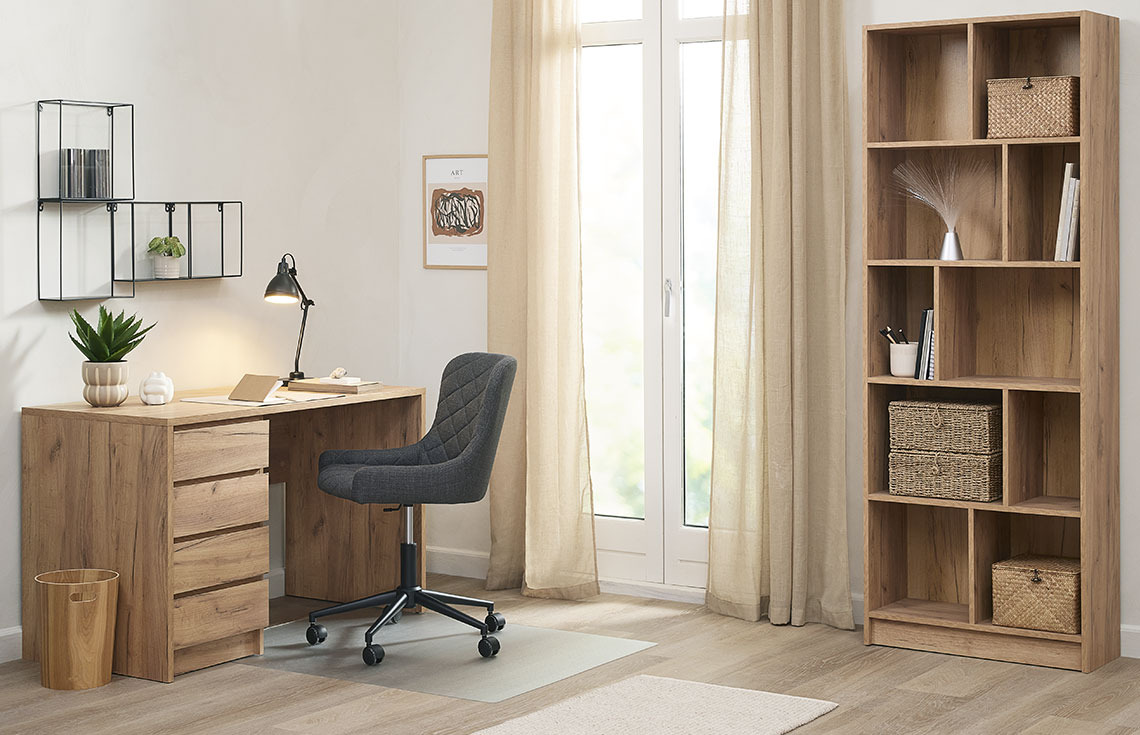 Schreibtisch LIMFJORDEN, Bürostuhl PEBRINGE und Bücherregal MOSBJERG Home Office mit Schreibtisch, elegantem Bürostuhl und Bücherregal
