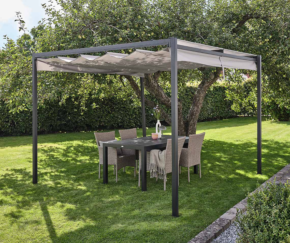 Garten-Pergola in einem Garten, darunter ein Garten-Set