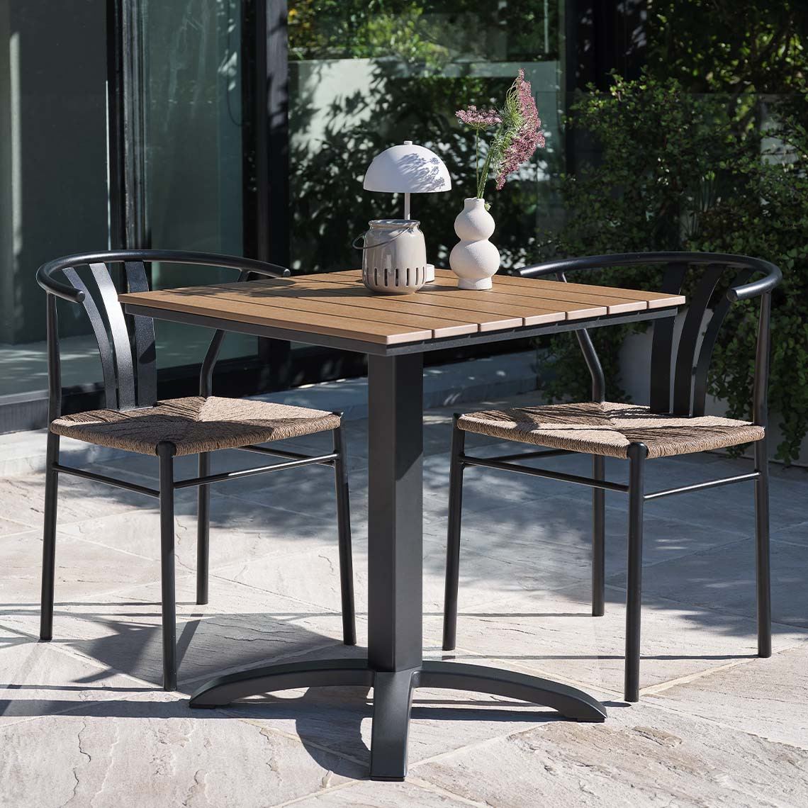 Bistrotisch HOBRO und Gartenstühle TAGMARK Wartungsfreier Gartentisch und Gartenstühle im modernen Stil auf der Terrasse