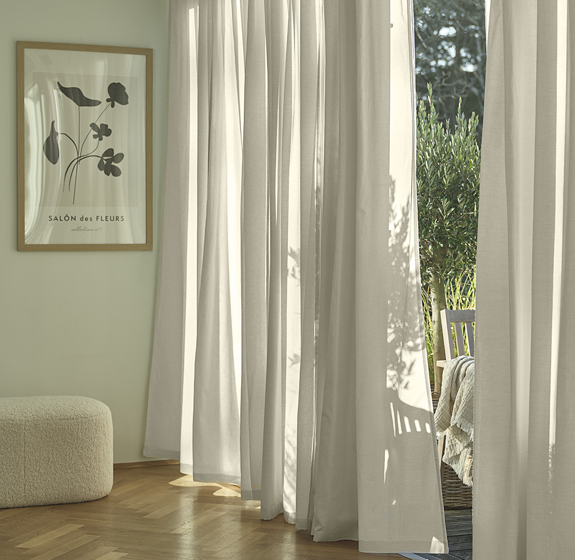 Vorhang IDSE Beigefarbener Vorhang im Wohnzimmer