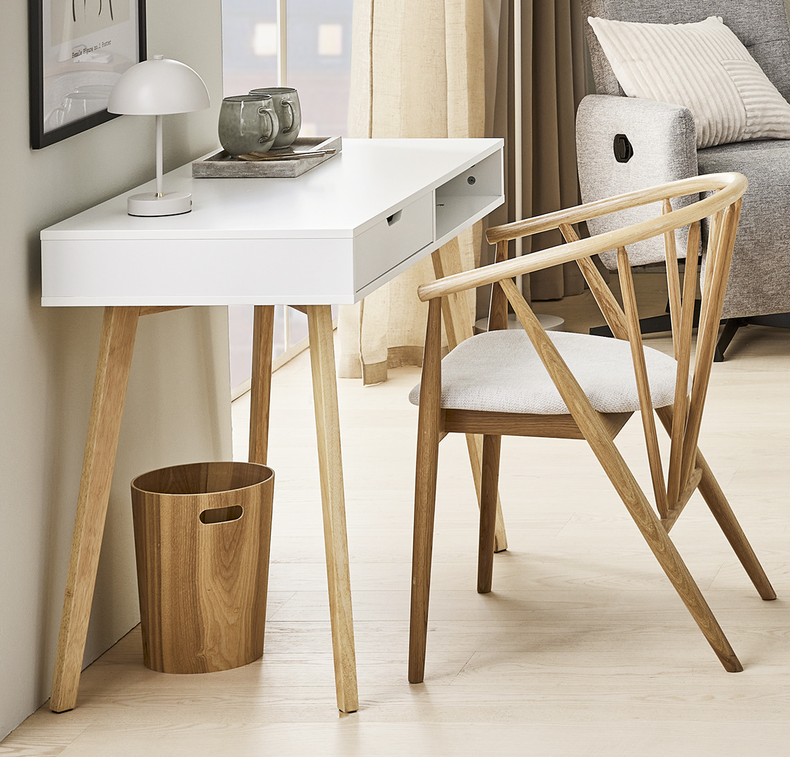 Schreibtisch mit Esszimmerstuhl im Wohnzimmer