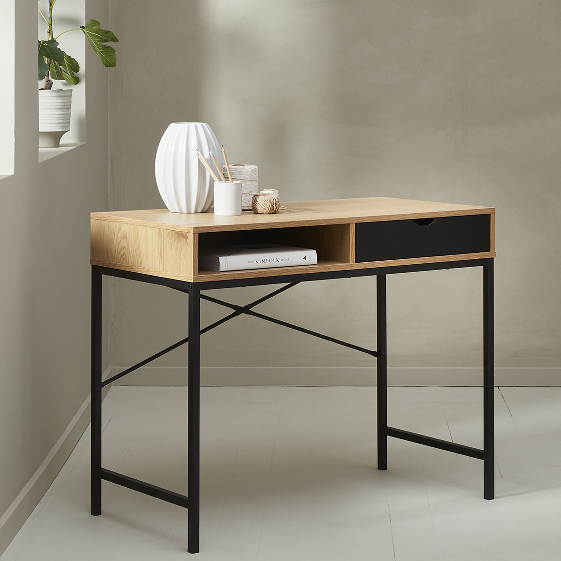 Kleiner Schreibtisch mit Schublade und Regal 