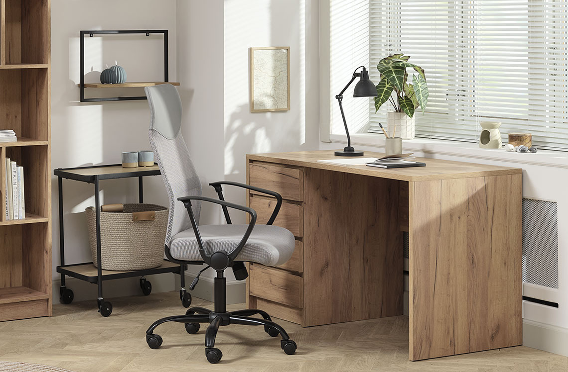 Schreibtisch mit Schubladen in einem Home-Office