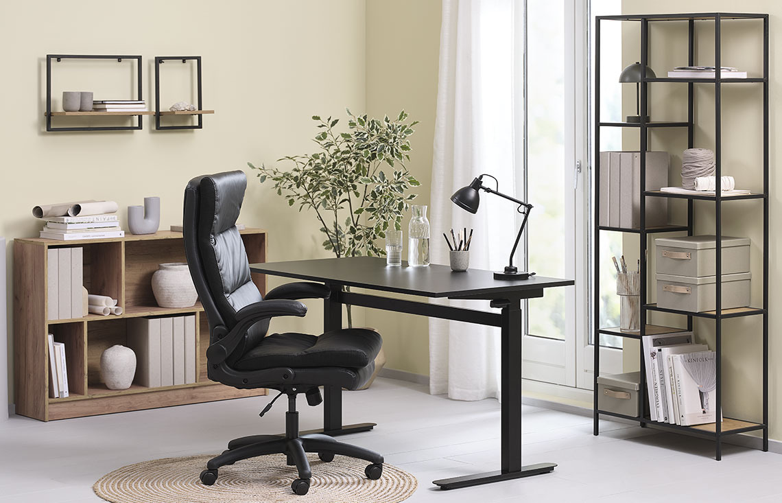 Bürostuhl KASTBJERG, höhenverstellbarer Schreibtisch LUNDTOFT und RegaleTRAPPEDAL Bürostuhl mit hoher Rückenlehne, höhenverstellbaren Schreibtisch und Regale im Büro
