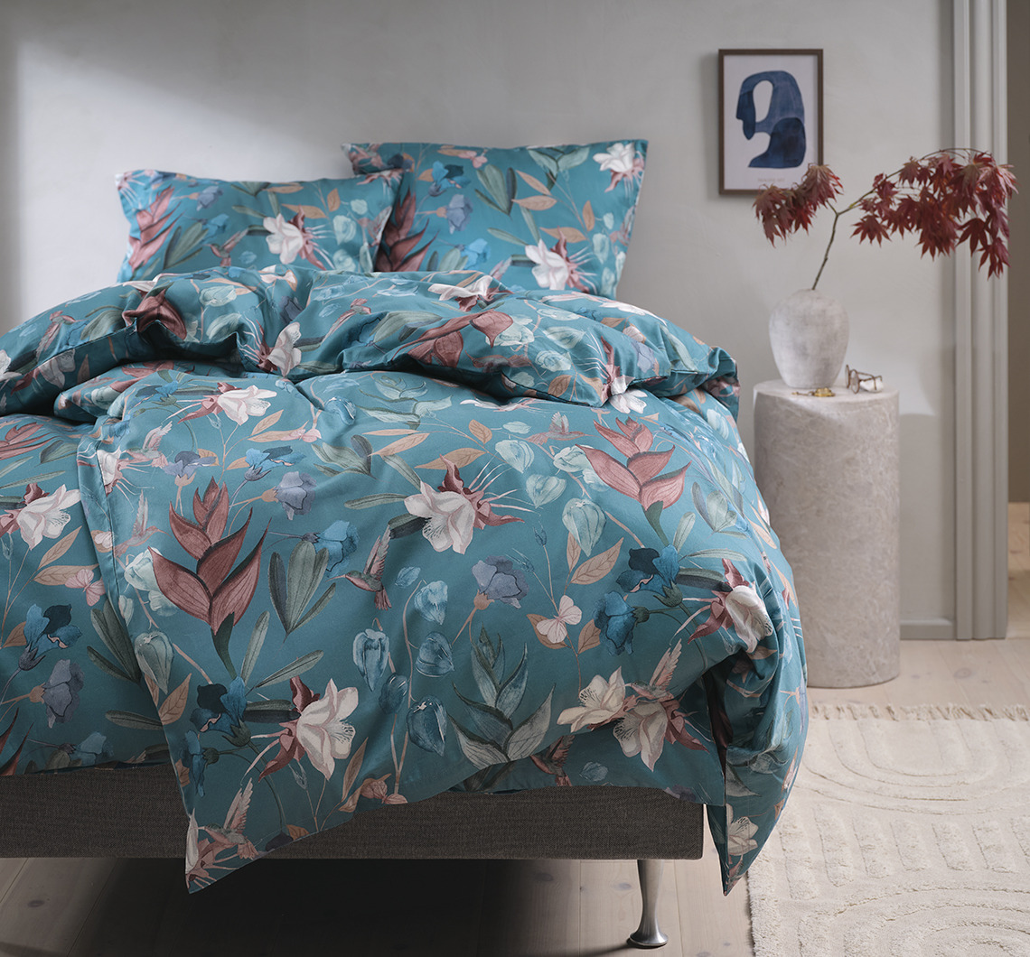 Bettwäsche BERTHA mit großen Blumenmotiven auf petrolfarbenem Hintergrund Bettwäsche mit Blumenmotiven im Schlafzimmer