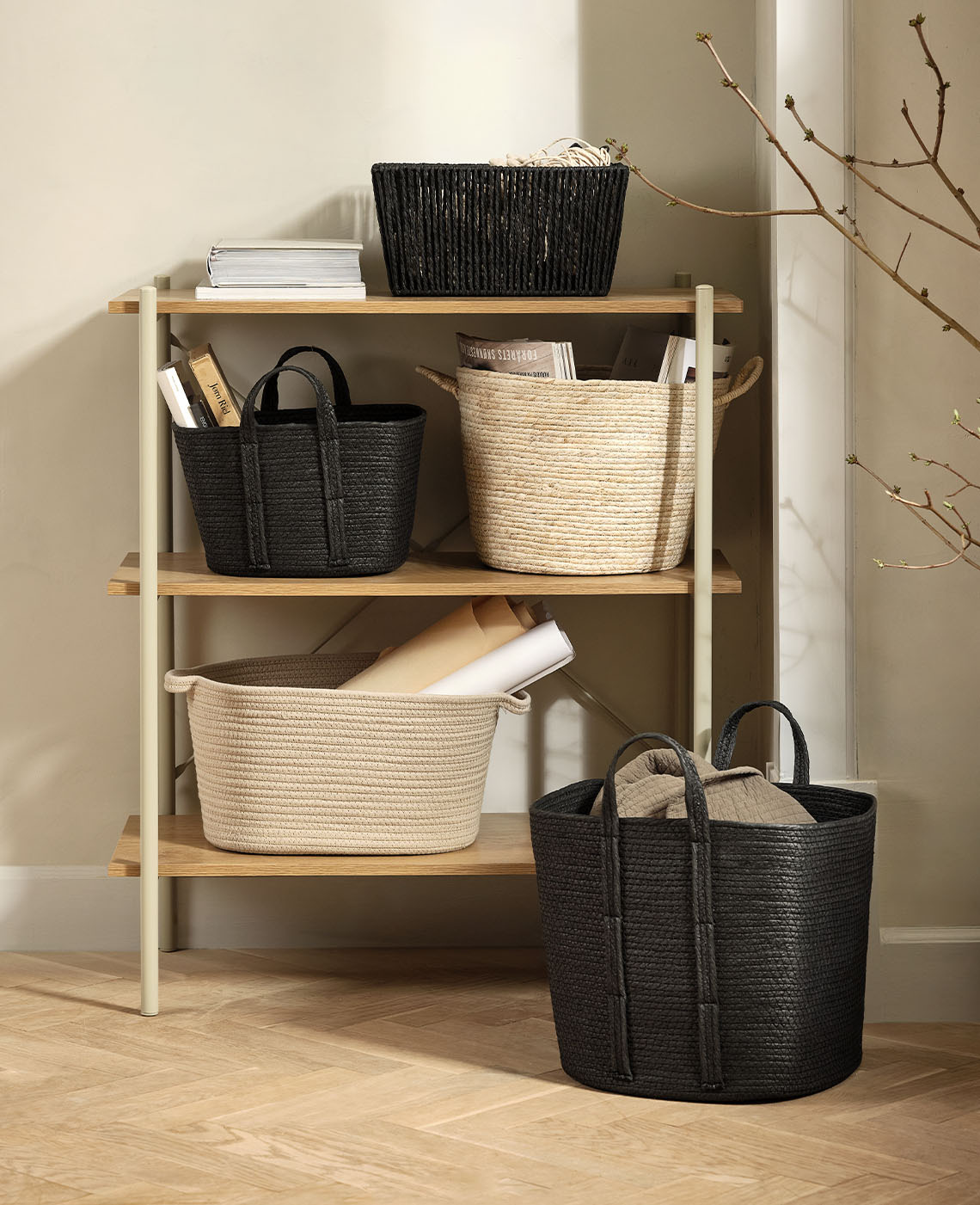 Geflochtene Körbe und Aufbewahrungskörbe in hellem Beige und Schwarz