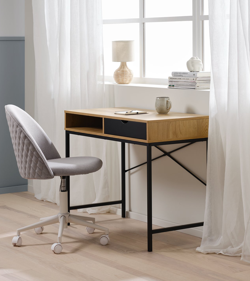 Schreibtisch TRAPPEDAL in Eiche/Schwarz mit einem Bürostuhl im Arbeitszimmer Schreibtisch in Eiche/Schwarz mit einem Bürostuhl im Arbeitszimmer