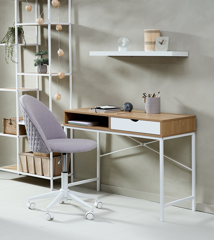 Schreibtisch TRAPPEDAL in Eiche/Weiß mit einem Bürostuhl im Arbeitszimmer Schreibtisch in Eiche/Weiß mit einem Bürostuhl im Arbeitszimmer