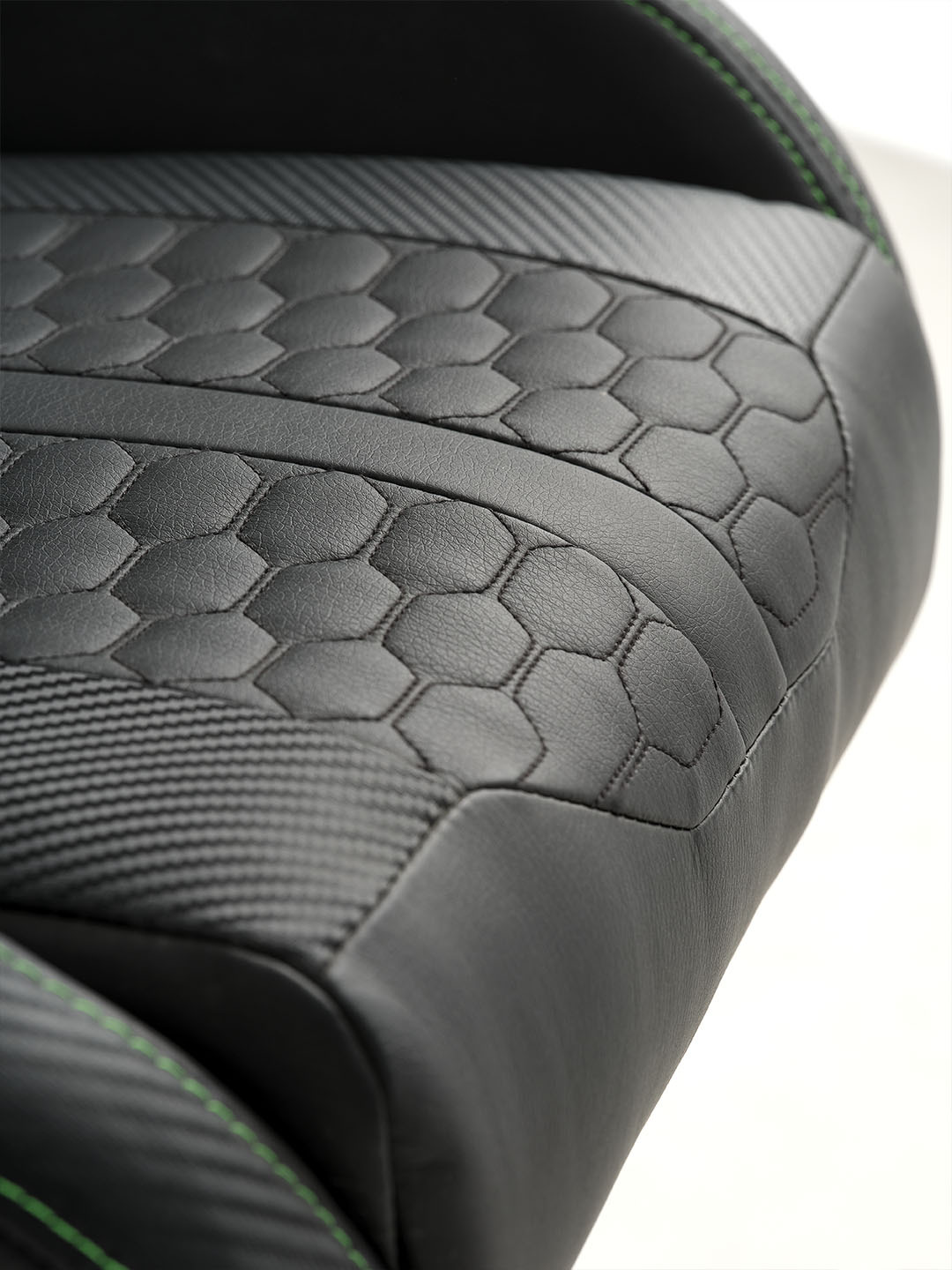 Schwarzer Razer-Gaming-Stuhl mit erhöhtem Sechseckmuster und Karbonfaser-Akzenten.