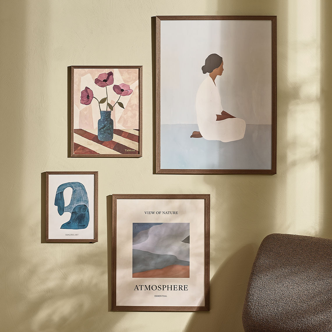 Fotorahmen aus dunklem Holz in verschiedenen Größen zum Aufhängen an der Wand