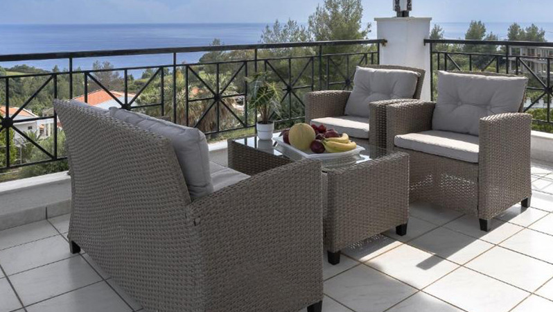 Eine Außenterrasse mit Loungemöbeln von JYSK, mit Blick auf´s Meer