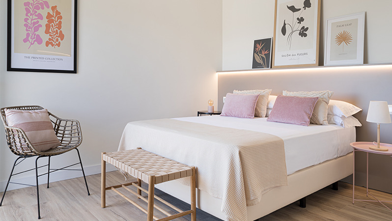 Ein helles und farbenfrohes Hotelzimmer, dekoriert und eingerichtet mit JYSK-Produkten
