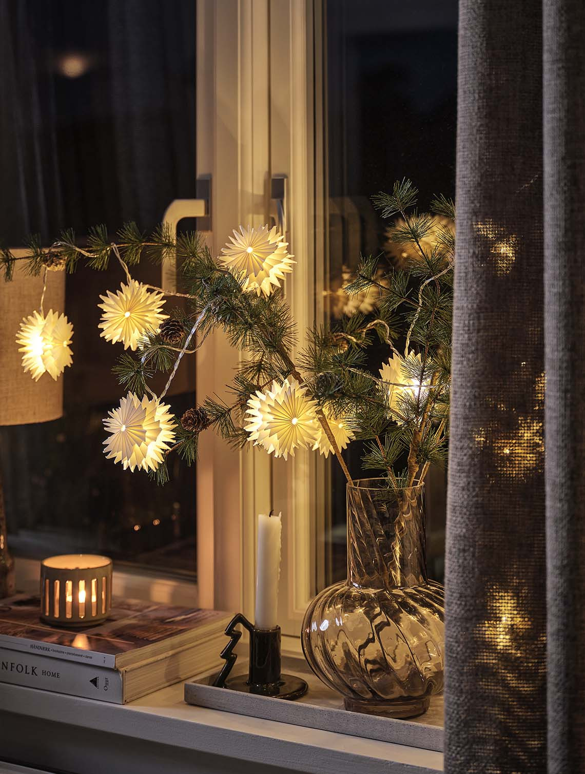 Sternförmige Lichterkette PLATIN mit Timerfunktion Sternförmige Lichterketten, die auf Tannenzweigen in einer Vase angeordnet ist und nachts eine Fensterbank beleuchtet.