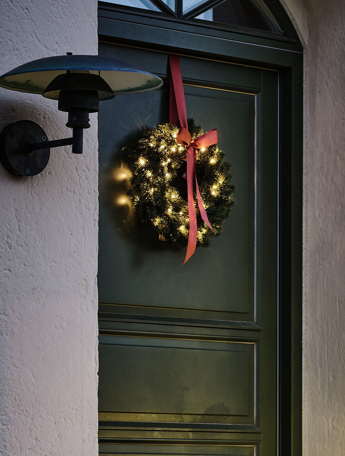 Lichterkranz FENRIS mit integriertem Timer Weihnachtskranz für draußen, beleuchtet mit kleinen Lichtern, an einer Tür aufgehängt