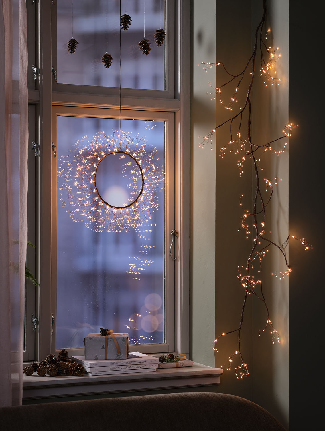 LED-Weihnachtskranz PYROP mit eingebautem Timer Weihnachtskranz, der ein Fenster im Inneren eines Hauses beleuchtet