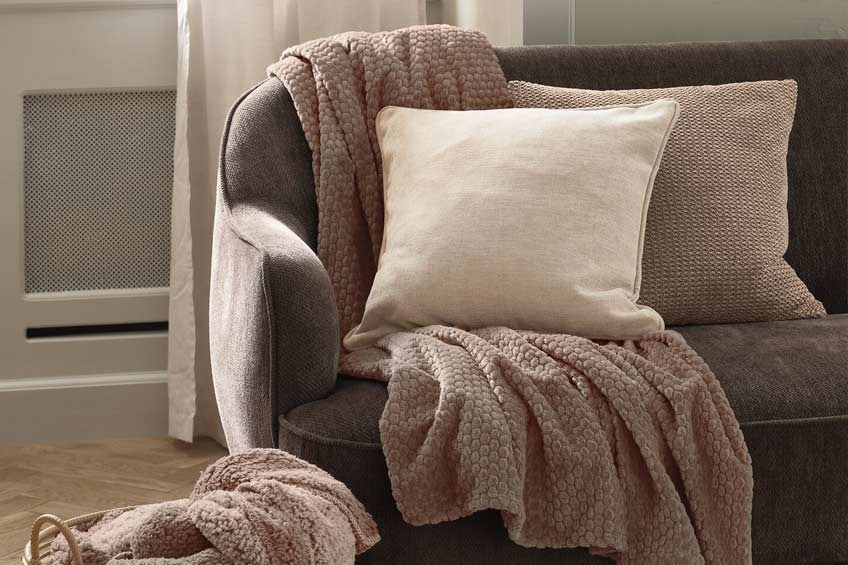 Zierkissen und Kuscheldecken auf einem Sofa Zierkissen und Kuscheldecken auf einem Sofa