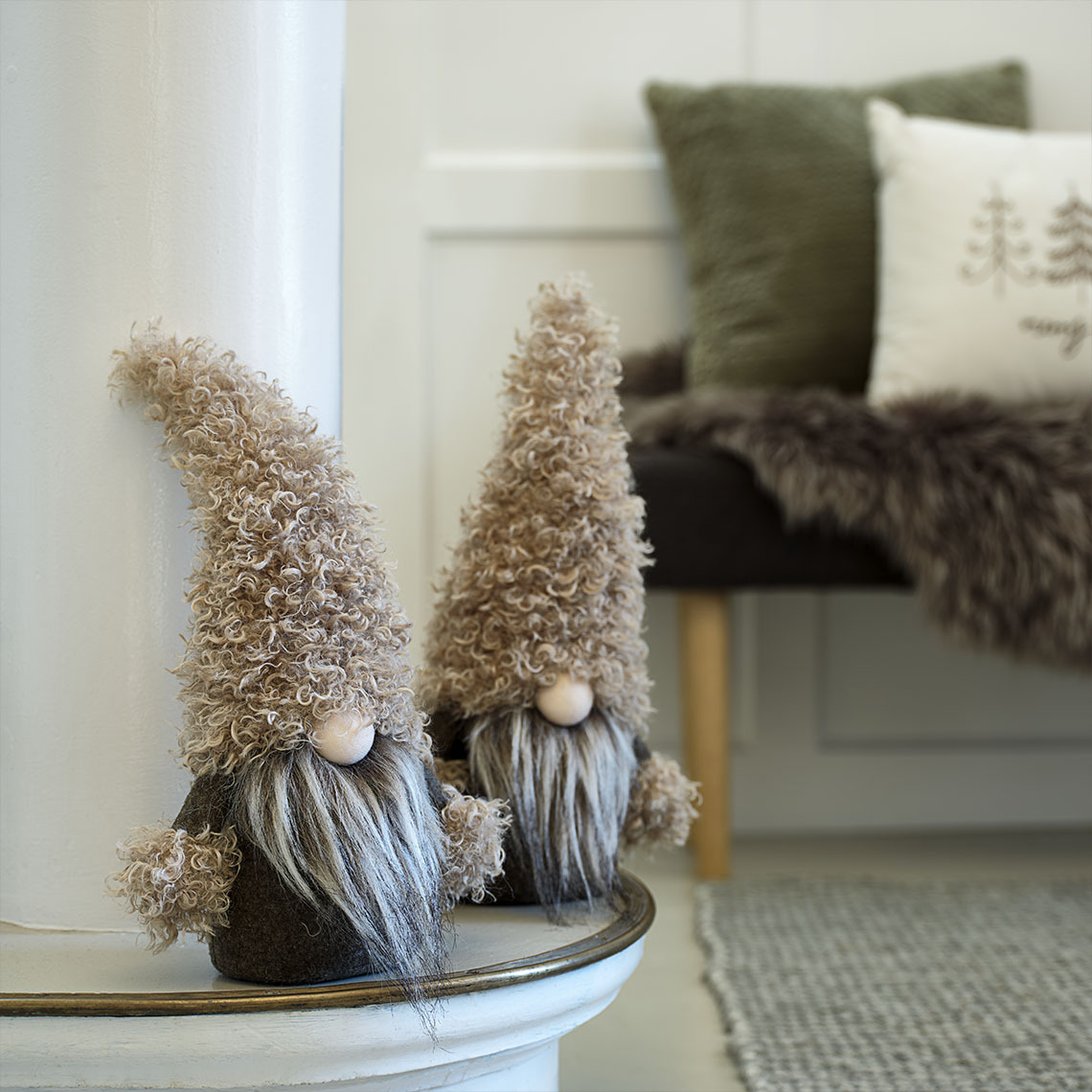 Weihnachtswichtel LARVIKIT in sanften Brauntönen Kleine Weihnachtswichtel mit buschigen, braunen Hut auf einem Sideboard