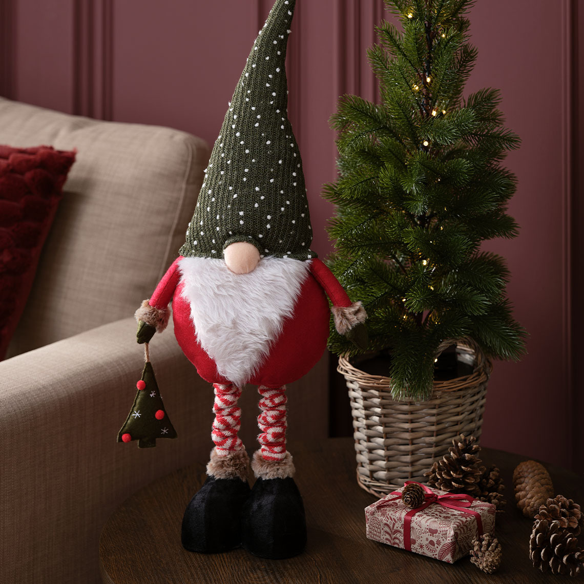 Höhenverstellbarer Wichtel KULDE Höhenverstellbarer Wichtel mit einem Weihnachtsbaum auf einem Beistelltisch