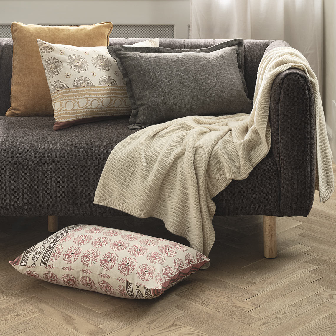 Kissen mit KATTEFOT-Kissenbezug und Kuscheldecke HUMLE Kissen und Decke auf dem Sofa