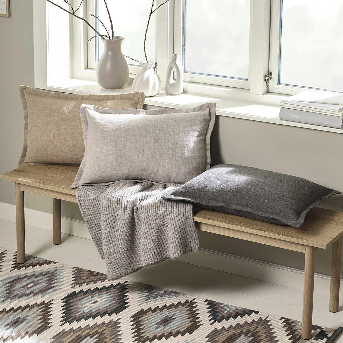 NATTVIOL-Kissenbezüge sind in Braun, Beige und Latte erhältlich. Bank mit Kissen in verschiedenen Farben