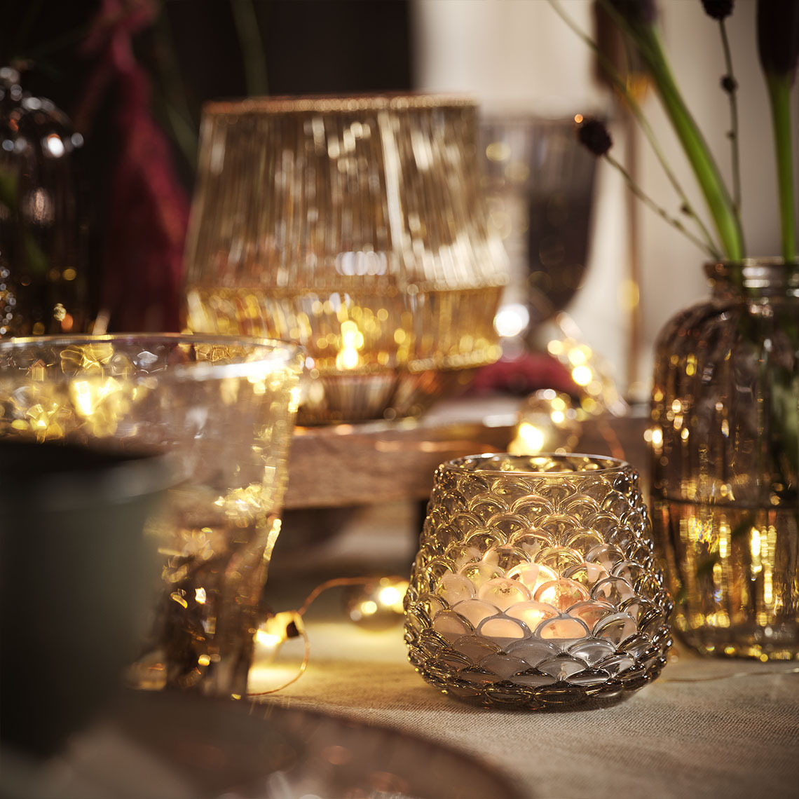 BIFROST Teelichthalter Esstisch, beleuchtet von Kerzen und Teelichtern in Teelichthaltern und Lichterketten