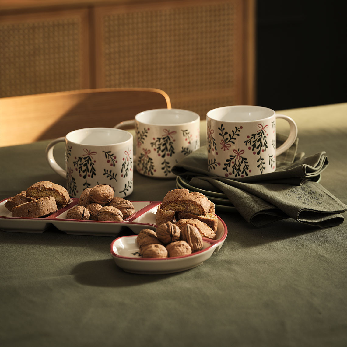 LIN Weihnachtsbecher, LIN Weihnachtsschüssel und STJERNESTEN Stoffserviette Weihnachtsbecher, Schüssel und Weihnachts-Stoffservietten auf einem Tisch