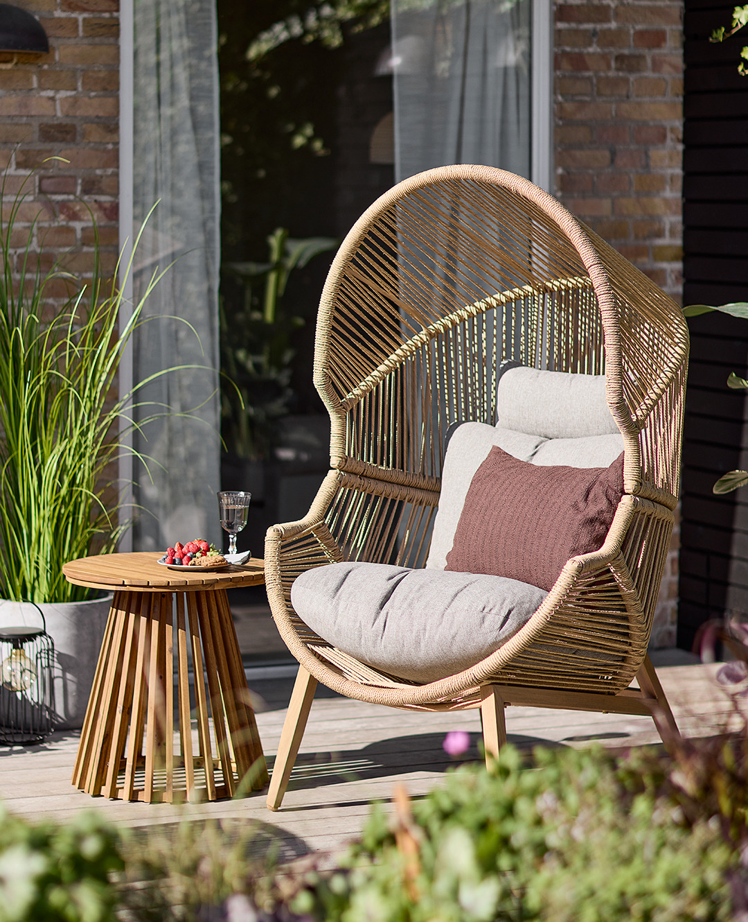 Lounge-Sessel HALVREBENE und Beistelltisch KRAGEVIG