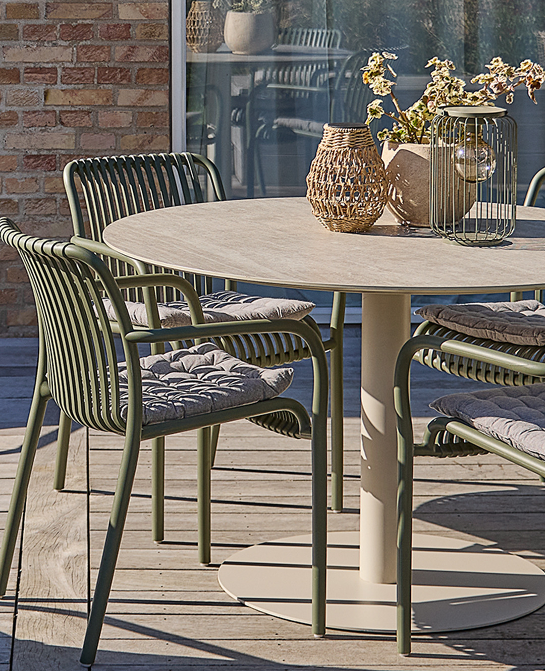 Gartentisch VAMDRUP und Stapelstuhl NABBEN