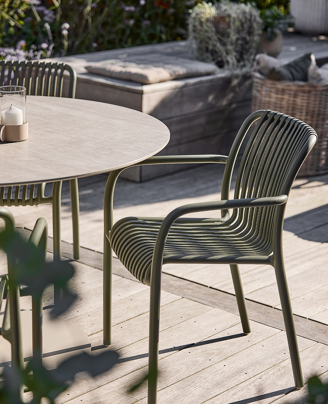 Stapelstuhl NABBEN und Gartentisch VAMDRUP