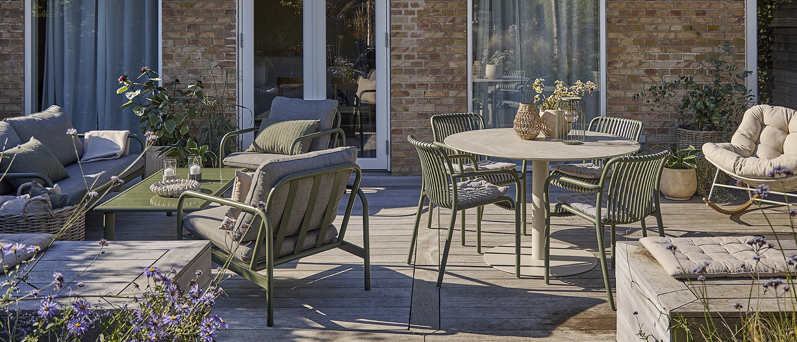 Schöne Terrasse mit modernen Gartenmöbeln