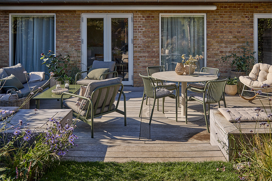 Schöne Terrasse mit modernen Gartenmöbeln