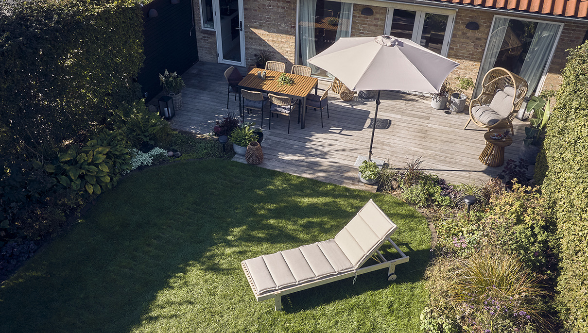 Schöne Terrasse mit modernen Gartenmöbeln