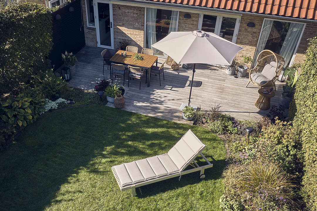 Schöne Terrasse mit modernen Gartenmöbeln