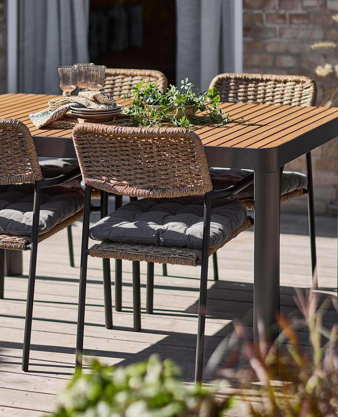 Gartentisch SIRDAL und Gartenstühle ORKANGER