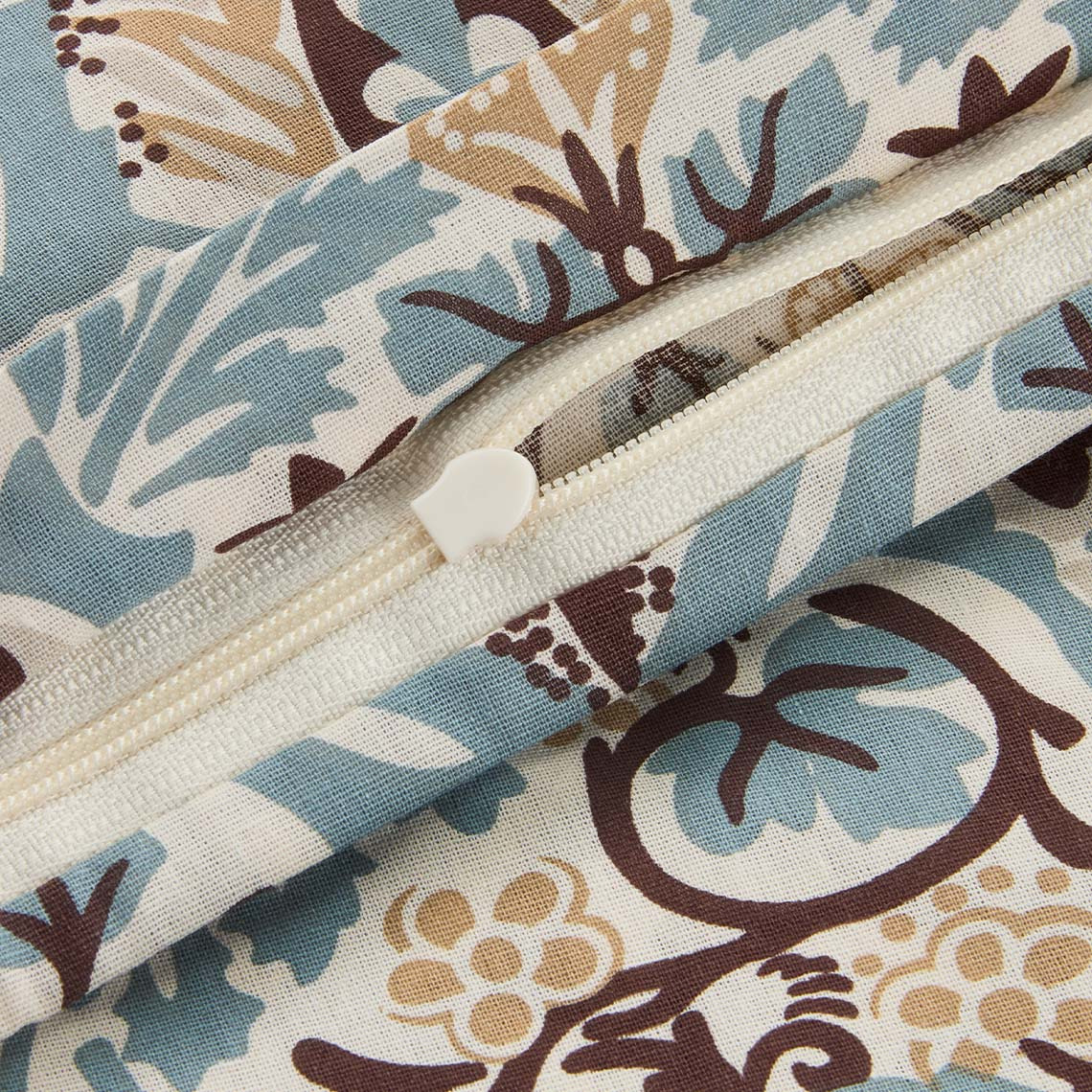 Nahaufnahme Bettwäsche LOVIS Art Deco inspirierte Bettwäsche LOVIS mit einem Muster in Blau- und Brauntönen