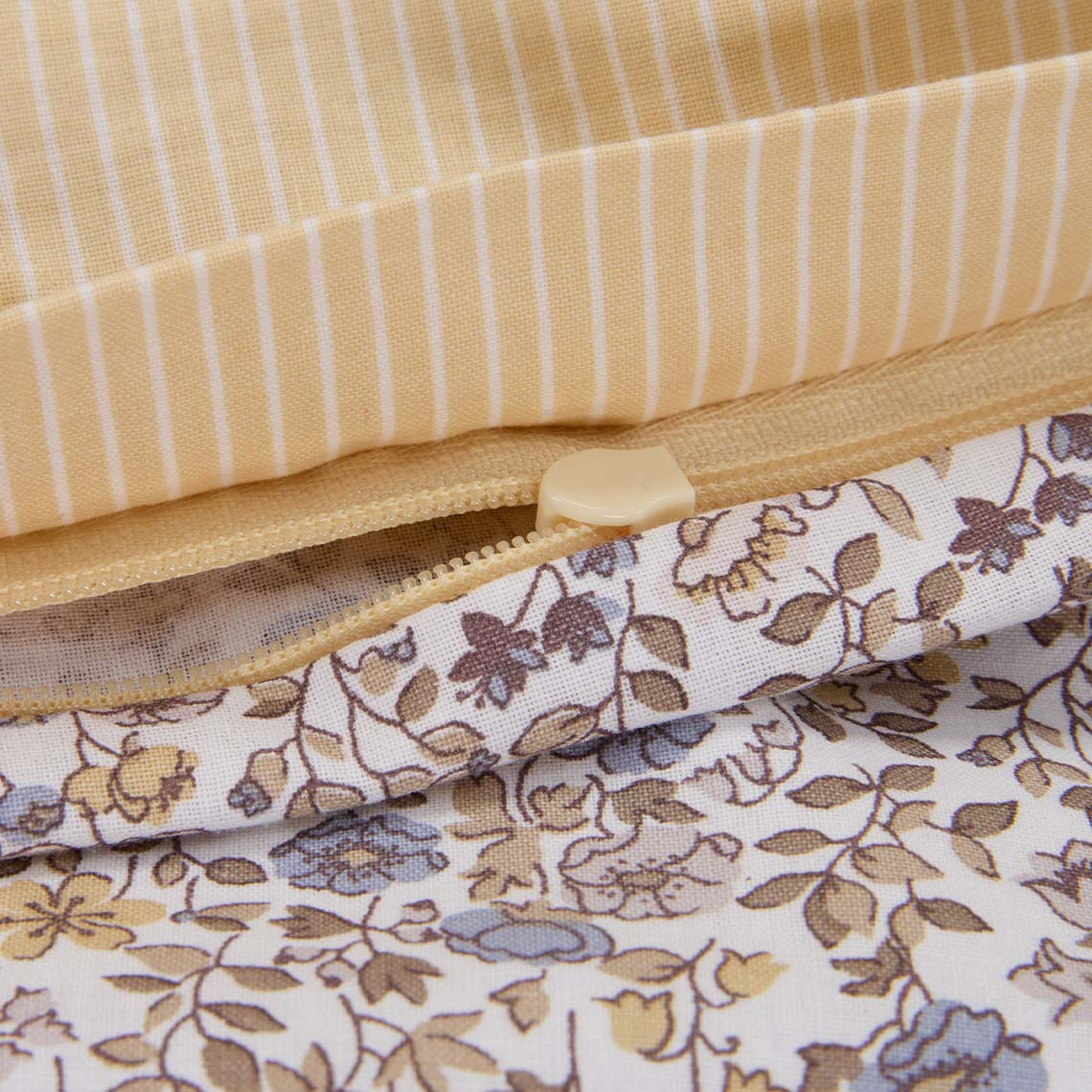 Blumenbettwäsche NIKOLINE Nahaufnahme Bettwäsche-Set mit floralem Muster in sanften Lila- und Gelbtönen