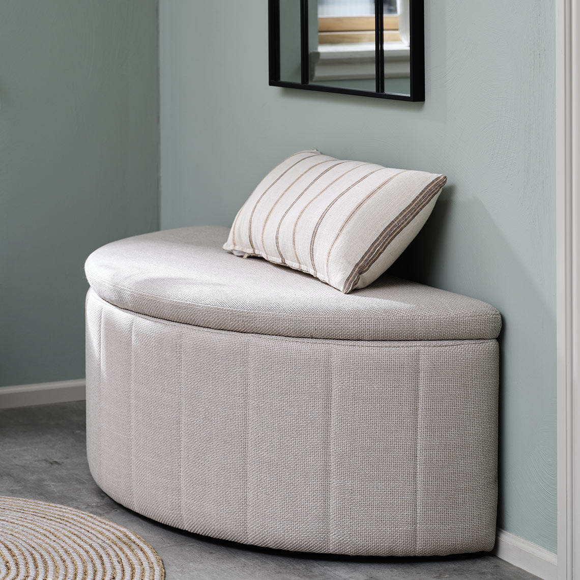 Sitzbank in Beige mit einem Kissen