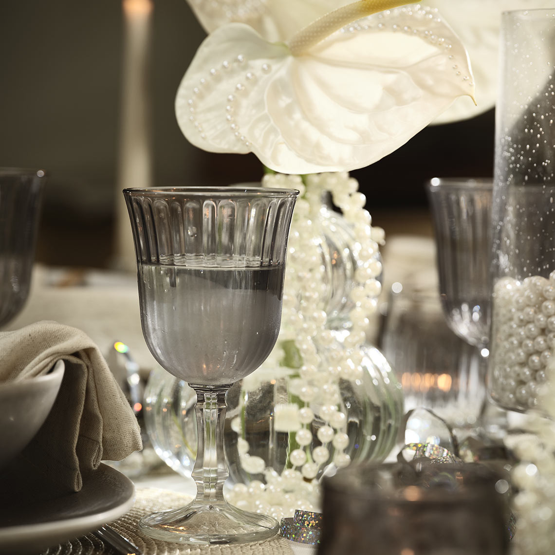 Weinglas inmitten einer edlen Tischdekoration